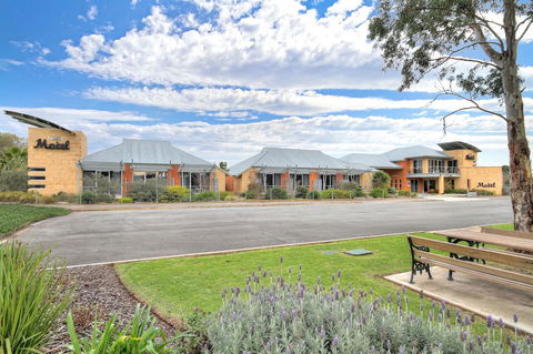 Strath Motel - Kawana Tourism 22