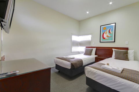 Strath Motel - Kawana Tourism 17