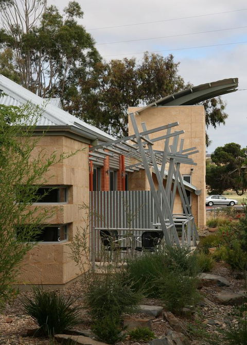 Strath Motel - Kawana Tourism 24