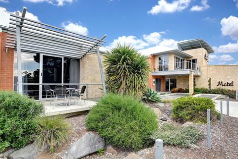 Strath Motel - Kawana Tourism 23