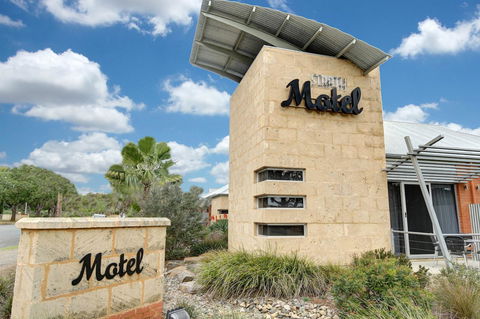 Strath Motel - Kawana Tourism 1