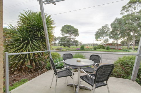Strath Motel - Kawana Tourism 4