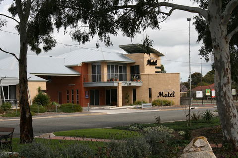 Strath Motel - Kawana Tourism 7