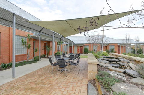 Strath Motel - Kawana Tourism 0
