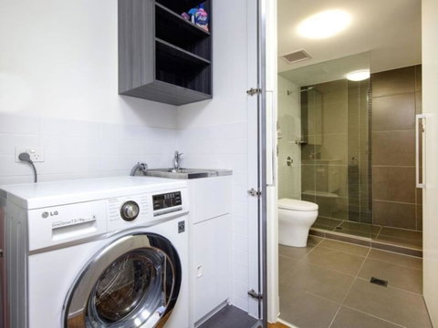 Modern 2 Bedroom+WIFI/Netflix/Parking+Great Views! - Kawana Tourism 36