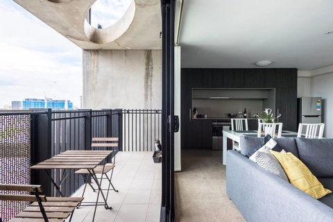 Modern 2 Bedroom+WIFI/Netflix/Parking+Great Views! - Kawana Tourism 2