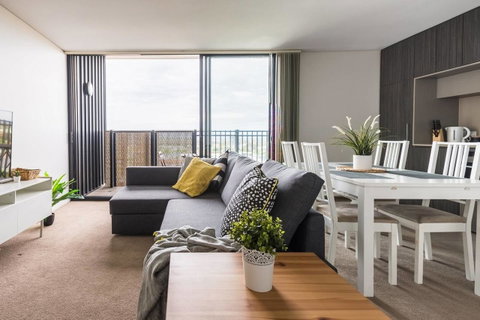 Modern 2 Bedroom+WIFI/Netflix/Parking+Great Views! - Kawana Tourism 3