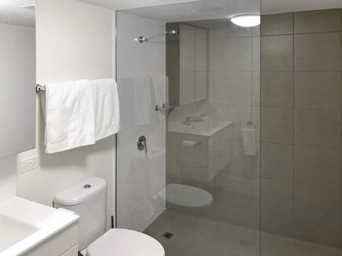 Modern 2 Bedroom+WIFI/Netflix/Parking+Great Views! - Kawana Tourism 43