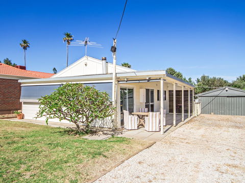 Boat House - Kawana Tourism 9
