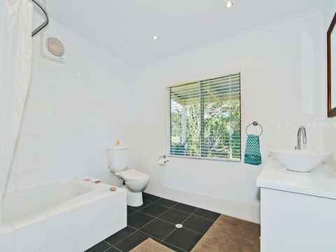 Boat House - Kawana Tourism 8