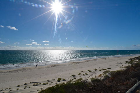 Cottesloe Beachfront Ocean View Apartment - Kawana Tourism 8