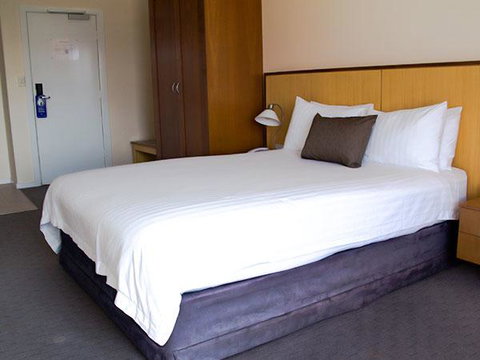 Ocean Beach Hotel - Kawana Tourism 2
