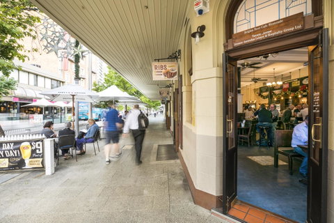 Nightcap At Belgian Beer Cafe - Kawana Tourism 28