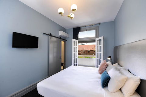 The Stirling Arms Hotel - Kawana Tourism 6