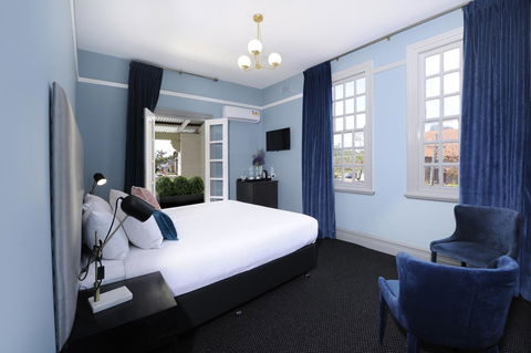 The Stirling Arms Hotel - Kawana Tourism 11