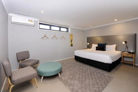 The Stirling Arms Hotel - Kawana Tourism 27