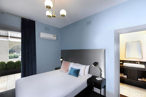 The Stirling Arms Hotel - Kawana Tourism 25