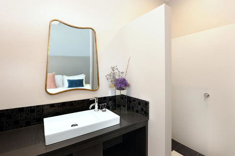 The Stirling Arms Hotel - Kawana Tourism 7
