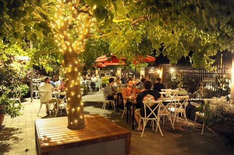 The Stirling Arms Hotel - Kawana Tourism 2