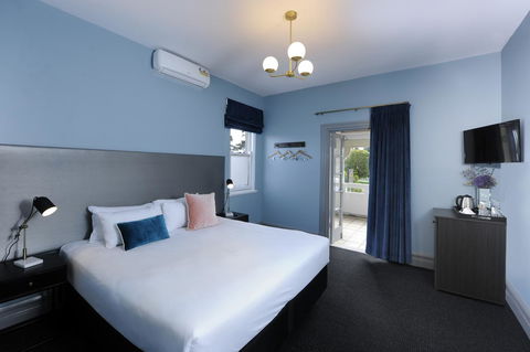 The Stirling Arms Hotel - Kawana Tourism 5