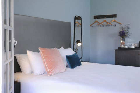 The Stirling Arms Hotel - Kawana Tourism 13