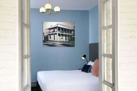 The Stirling Arms Hotel - Kawana Tourism 4
