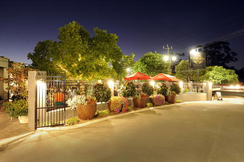 The Stirling Arms Hotel - Kawana Tourism 1