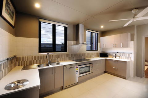 The Stirling Arms Hotel - Kawana Tourism 33