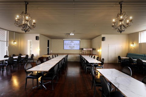 The Stirling Arms Hotel - Kawana Tourism 16