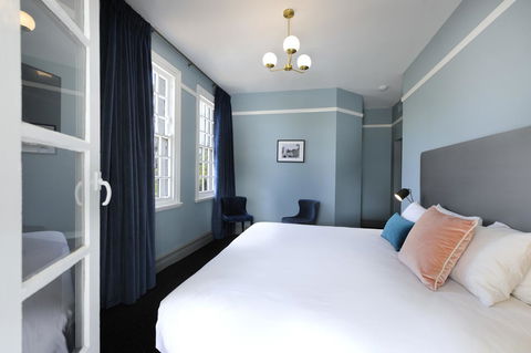 The Stirling Arms Hotel - Kawana Tourism 10