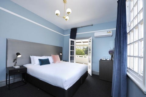 The Stirling Arms Hotel - Kawana Tourism 0