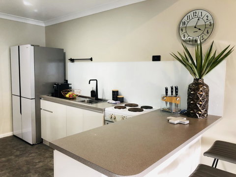 West Beach Lagoon 220 Stylish And Cozy - Kawana Tourism 5