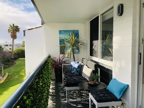 West Beach Lagoon 220 Stylish And Cozy - Kawana Tourism 7