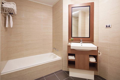 Quality Hotel Ambassador Perth - Kawana Tourism 7
