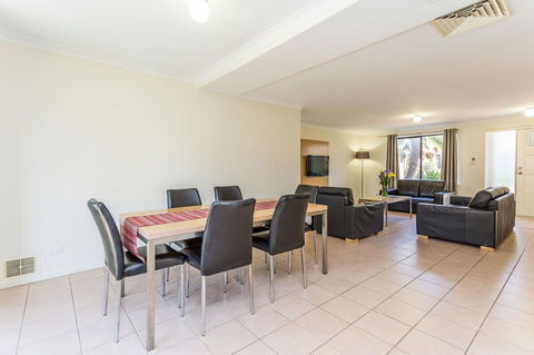 Country Comfort Perth - Kawana Tourism 8