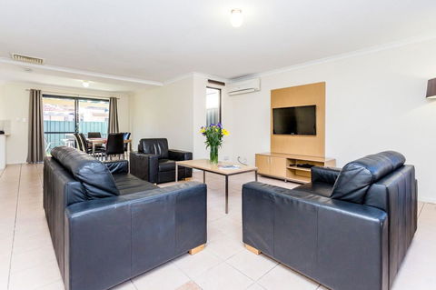 Country Comfort Perth - Kawana Tourism 24