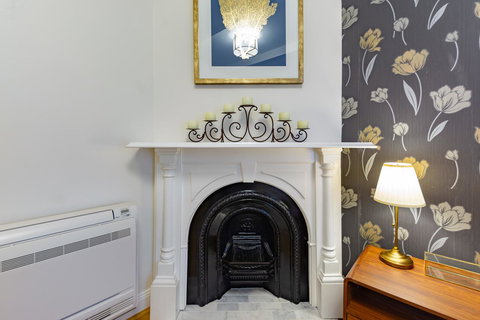 Heritage Townhouse Near Harbour Bridge - Kawana Tourism 8