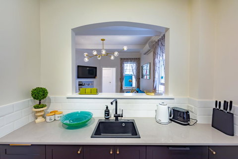 Heritage Townhouse Near Harbour Bridge - Kawana Tourism 13
