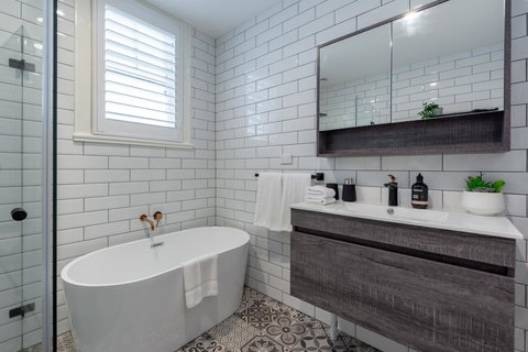 Heritage Townhouse Near Harbour Bridge - Kawana Tourism 9