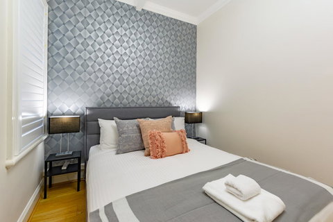 Heritage Townhouse Near Harbour Bridge - Kawana Tourism 27