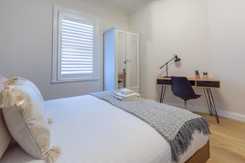 Heritage Townhouse Near Harbour Bridge - Kawana Tourism 6