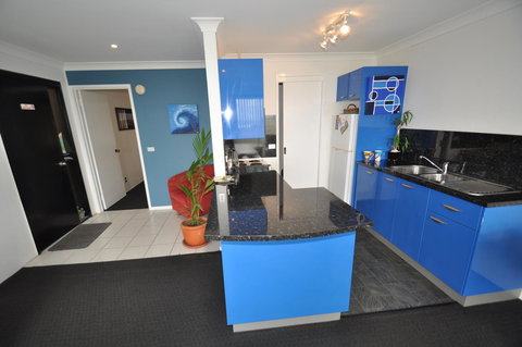 Beachfront Apartments - Kawana Tourism 7