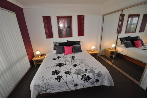 Beachfront Apartments - Kawana Tourism 5