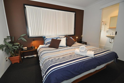 Beachfront Apartments - Kawana Tourism 8