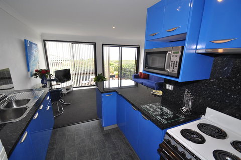 Beachfront Apartments - Kawana Tourism 6
