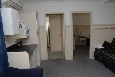 Ben Chifley Motor Inn - Kawana Tourism 21