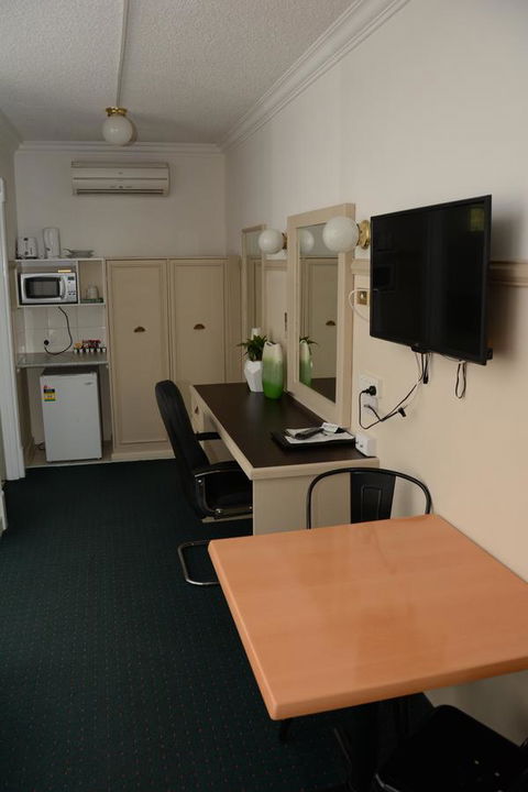 Ben Chifley Motor Inn - Kawana Tourism 17