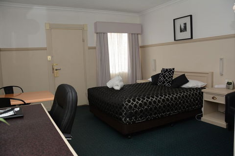 Ben Chifley Motor Inn - Kawana Tourism 15