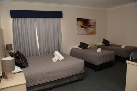 Ben Chifley Motor Inn - Kawana Tourism 16