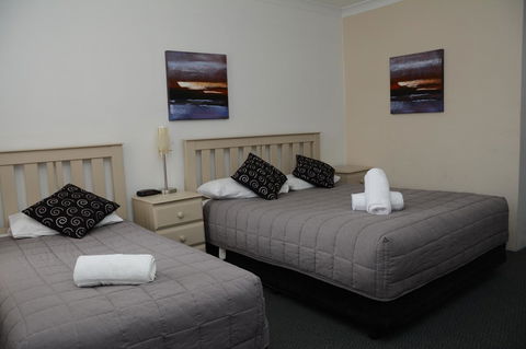 Ben Chifley Motor Inn - Kawana Tourism 13